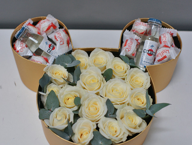Коробка с белыми розами и конфетами "Mickey mouse" Фото